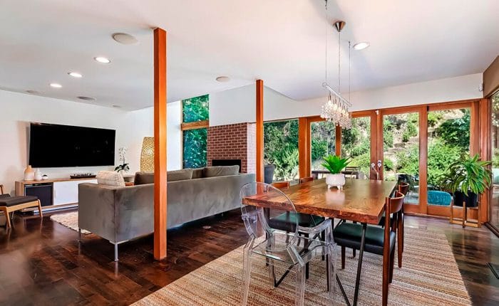 Living area of a Beverly Glen Mid Century Modern home by Bill Mack 