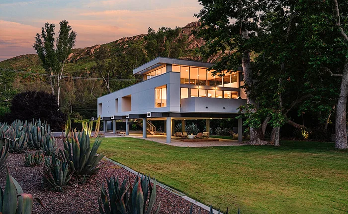 Back yard view of the Agoura Hills Modern Contemporary Home designed by architect Ellis Gelman