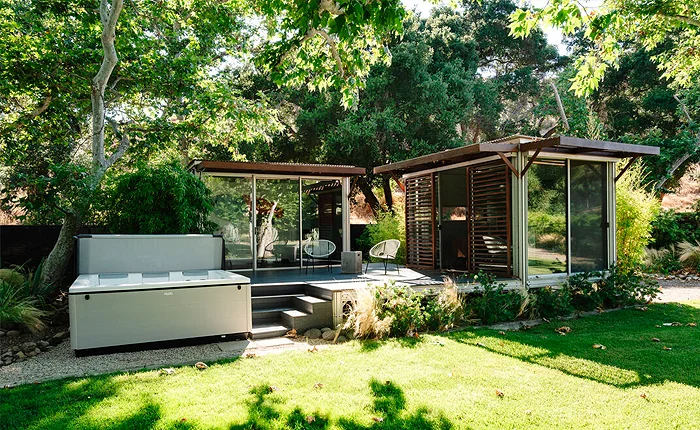 two kit houses adjoined by a deck at the Agoura Hills Modern Contemporary Home designed by architect Ellis Gelman