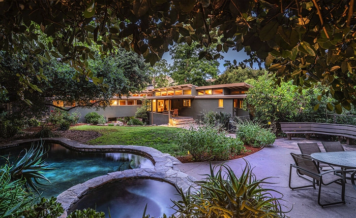 Back yard of the Rodriguez House by Rudolph Schindler