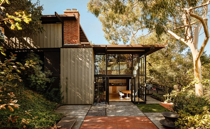 exterior view of the Calvin Straub Pasadena Home aka the Thomas & Barbara Wirick House