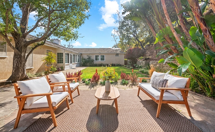 Mandeville Canyon ranch style home with large backyard